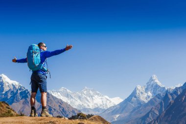 Himalayalar 'daki Everest yürüyüşünün tadını çıkaran yürüyüşçü, Ama Dablam dağ manzarası, Nepal
