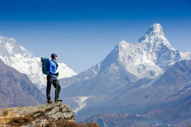 Himalayalar 'daki Everest yürüyüşünün tadını çıkaran yürüyüşçü, Ama Dablam dağ manzarası, Nepal