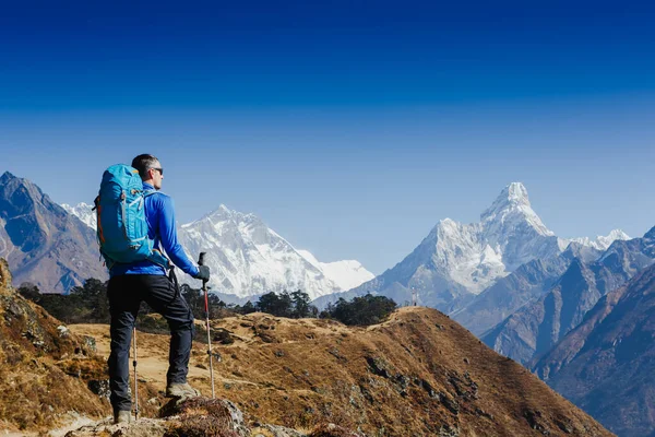 Vandrare Med Ryggsäck Njuter Ama Dablam Bergsutsikt Everest Vandring Himalaya — Stockfoto