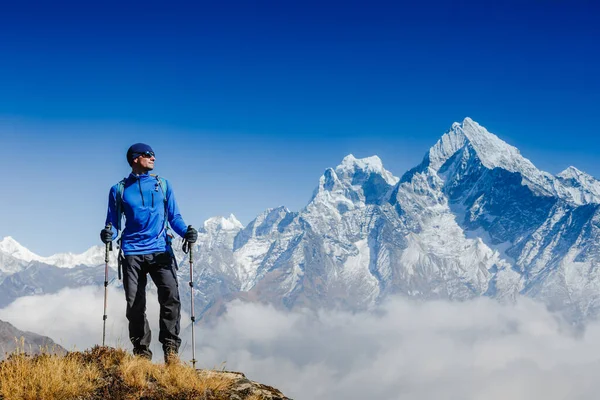 喜马拉雅山顶上的登山者 旅游体育生活方式概念 — 图库照片