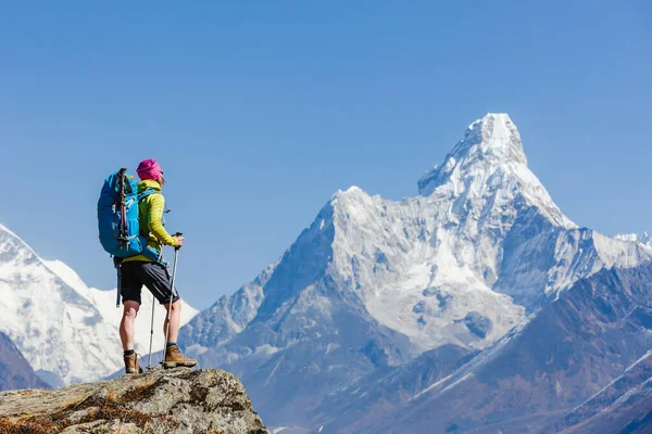 Caminhadas Nas Montanhas Himalaia Mulher Viajante Com Mochila Caminhando Nas — Fotografia de Stock