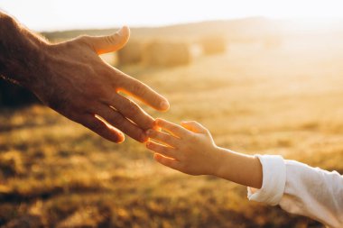 El ele tutuşan çocuklu baba, aile kavramına güven.