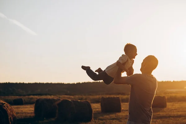 Père Fils Jouent Dans Parc Coucher Soleil Famille Confiance Protection — Photo