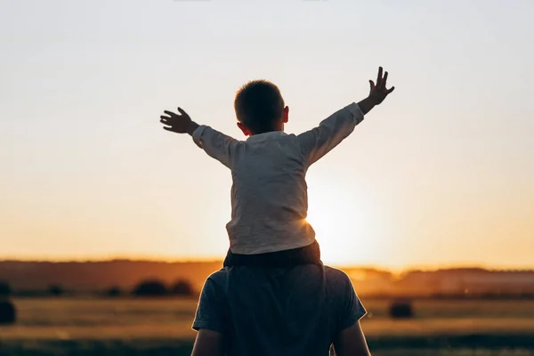 Vater Und Sohn Spielen Park Bei Sonnenuntergang Familie Vertrauen Schutz — Stockfoto