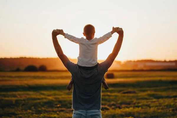 Far Och Son Leker Parken Vid Solnedgången Familj Tillit Skydd — Stockfoto