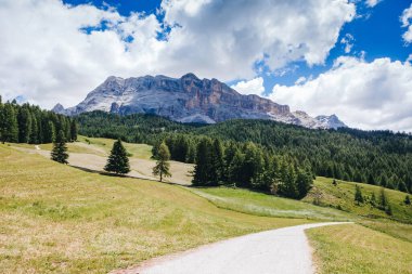 Dolomitlerin muhteşem yaz manzarası, İtalya