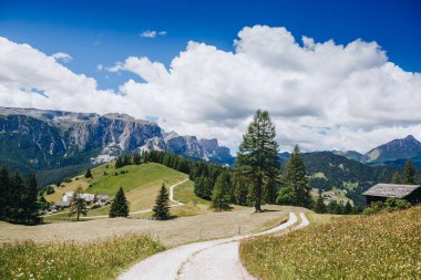 Dolomitlerin muhteşem yaz manzarası, İtalya