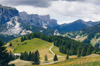 Dolomitlerin muhteşem yaz manzarası, İtalya