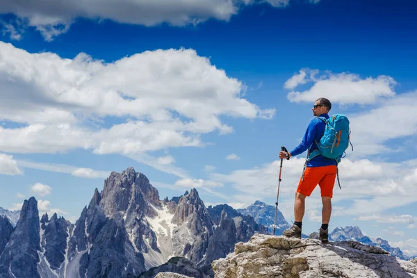Людина Рюкзаком Подорожує Горами Доломітів Подорожі Спосіб Життя Пригоди Альпінізм — стокове фото
