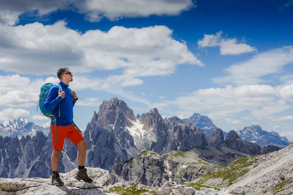 Homme Avec Sac Dos Randonnée Dans Les Montagnes Des Dolomites — Photo