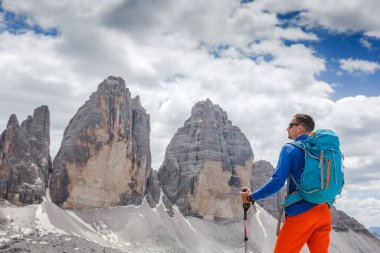 Aktif yürüyüşçü manzaranın tadını çıkarıyor. Tre cime di lavaredo Milli Parkı, Güney Tyrol