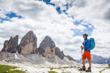 Aktif yürüyüşçü manzaranın tadını çıkarıyor. Tre cime di lavaredo Milli Parkı, Güney Tyrol