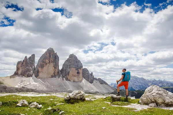 Genç adam bir dağ yolunda, Ulusal Park Tre Cime di Lavaredo, Dolomite Dağları, İtalya