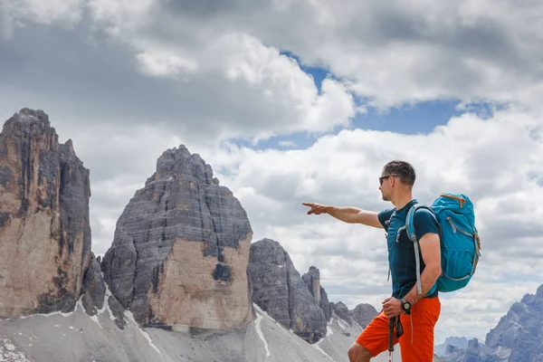 활동적 여행자가 경치를 즐기고 Tre Cime Lavaredo National Park South — 스톡 사진