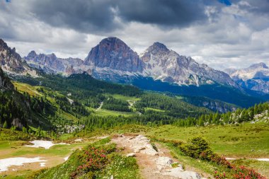 Güzel Dolomitler panoraması. Yürüyüş yolu Passo Giau 'dan başlıyor. İtalya
