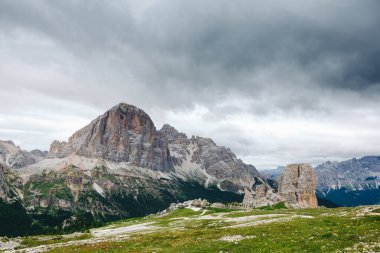 Güzel Dolomitler manzarası. Yürüyüş yolu Passo Giau 'dan başlıyor. İtalya