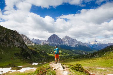 Dolomites Mounatains 'in nefes kesici manzaralı yaz gezgini, İtalya. Seyahat tarzı seyahat macera konsepti