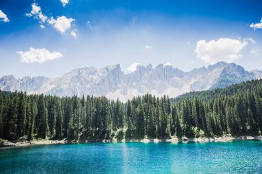 Mount Latemar ile Carezza Gölü, Bolzano eyaleti, Güney tirol, İtalya