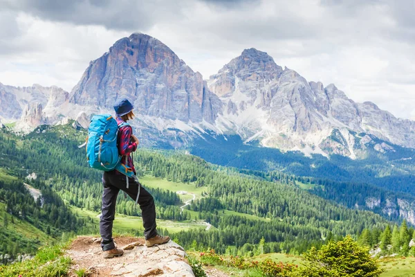 Kobieta Podróżująca Zapierającym Dech Piersiach Krajobrazem Dolomitów Mounatains Lecie Włochy — Zdjęcie stockowe