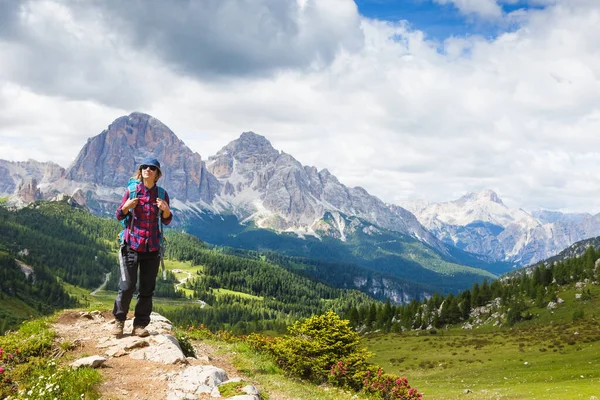 Vrouwelijke Reiziger Met Adembenemend Landschap Van Dolomieten Mounatains Zomer Italië — Stockfoto