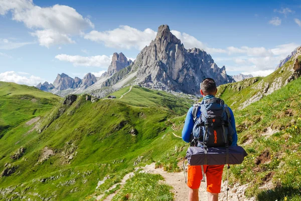 Jeune Homme Avec Sac Dos Sur Sentier Montagne Dolomites Mountains — Photo
