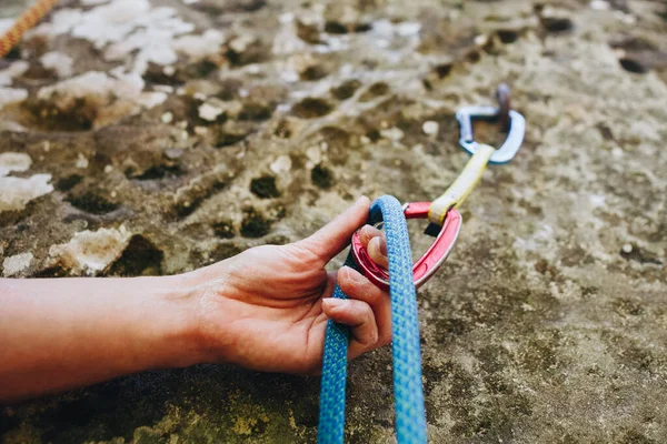 攀岩者手剪断绳索在悬崖面上快速拉近加勒比人的近身 — 图库照片