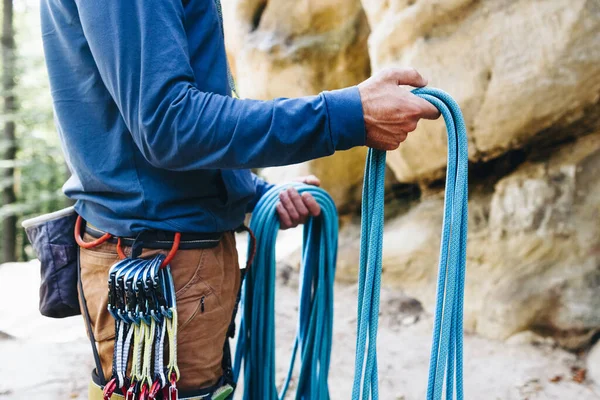 Gros Plan Grimpeur Fort Équipé Une Ceinture Tenant Corde Préparant — Photo