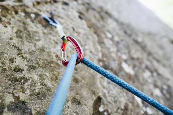 Schnellziehen Mit Seil Auf Dem Fels Kletter Und Bergsteigerausrüstung Auf — Stockfoto