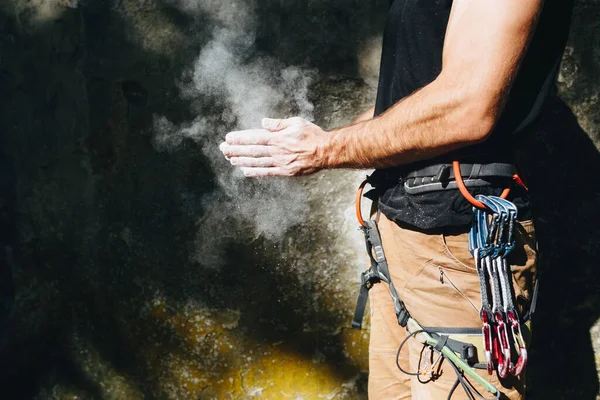 Climber Man Coating His Hands Powder Chalk Magnesium Ready Climbing — Stock Photo, Image