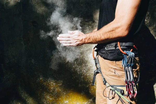 Hombre Escalador Cubriéndose Las Manos Con Tiza Polvo Magnesio Listo — Foto de Stock