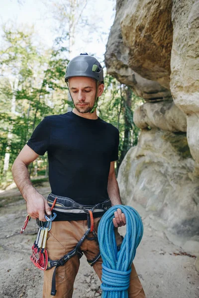 Robuste Grimpeur Avec Équipement Sur Une Ceinture Tenant Corde Préparant — Photo