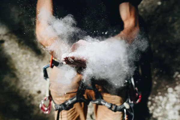 Climber Man Coating His Hands Powder Chalk Magnesium Ready Climbing — Stock Photo, Image