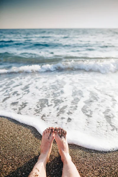 Wakacje Kobieta Nogi Zbliżenie Dziewczyna Relaks Plaży Leżaku Korzystających Słońce — Zdjęcie stockowe