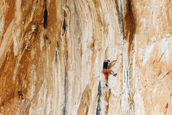 Jovem Alpinista Pendurado Por Penhasco — Fotografia de Stock