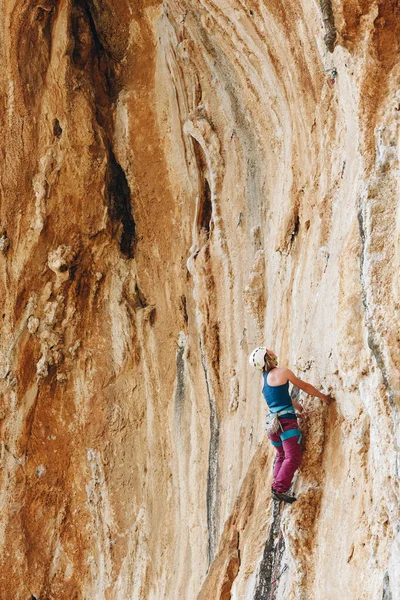 Junge Bergsteigerin Hängt Einer Klippe — Stockfoto