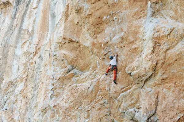 Jovem Alpinista Pendurado Por Penhasco — Fotografia de Stock