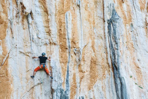 Jovem Alpinista Pendurado Por Penhasco — Fotografia de Stock