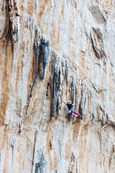 Jeune Grimpeuse Suspendue Par Une Falaise — Photo