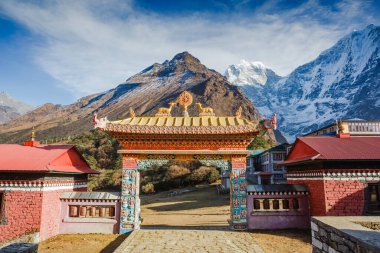 Himalayalar, Nepal 'deki Budist manastırı. Everest ana kamp yürüyüşünden görüntü
