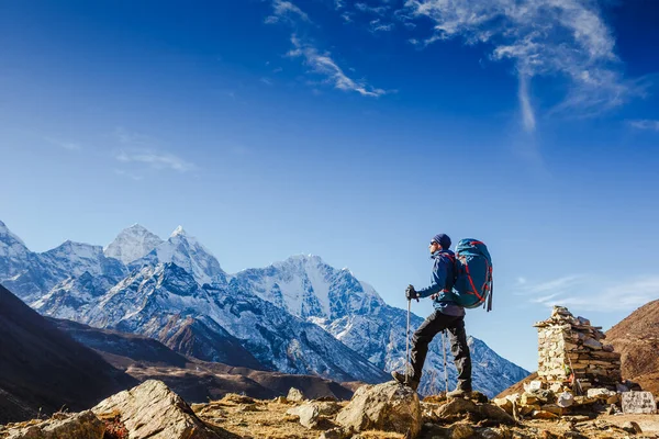 在喜马拉雅山徒步旅行 旅游体育生活方式概念 — 图库照片