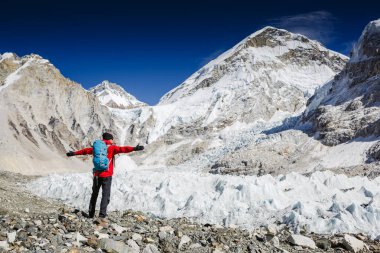 Sırt çantasıyla dağlarda yürüyüş yapan mutlu gezgin. Khumbu Vadisi, Sagarmatha Ulusal Parkı, Nepal. dağcılık sporları yaşam tarzı konsepti