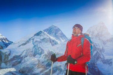 Himalaya dağlarında yürüyüş. Everest Dağı ile yüz yüze, dünyanın en yüksek dağı. Seyahat sporu yaşam tarzı konsepti