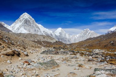 panoramik Mount CIn ve yol Everest ana kampı, Khumbu Vadisi, Milli Parkı: Sagarmatha, Nepal