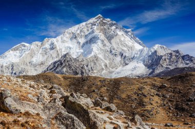 Nepal Himalaya 'daki Sagarmatha Milli Parkı' nda Nuptse manzarası