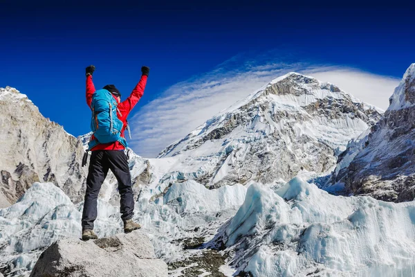 Yürüyüşten Sonra Gökyüzünde Yükselen Kollarıyla Neşeli Mutlu Bir Yürüyüşçü Everest — Stok fotoğraf