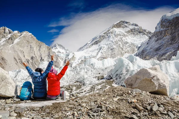 Senderistas Activos Disfrutando Vista Mirando Paisaje Montañoso Del Himalaya — Foto de Stock