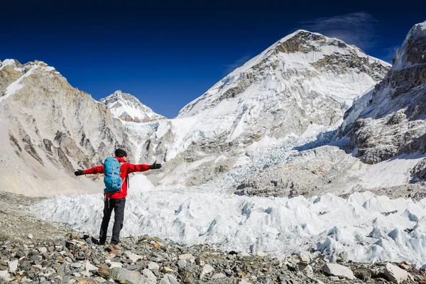 Happy Traveler Met Rugzak Wandelen Bergen Khumbu Vallei Nationaal Park — Stockfoto