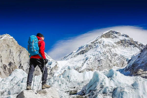 Manlig Backpacker Njuter Utsikten Fjällvandring Himalaya Ansikte Mot Ansikte Med — Stockfoto