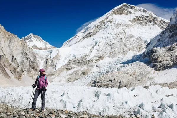Kvinna Travelerh Vandring Himalaya Bergen Med Mount Everest Jordens Högsta — Stockfoto