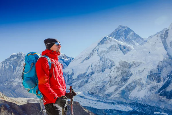 在喜马拉雅山徒步旅行 与地球最高峰珠穆朗玛峰面对面 旅游体育生活方式概念 — 图库照片